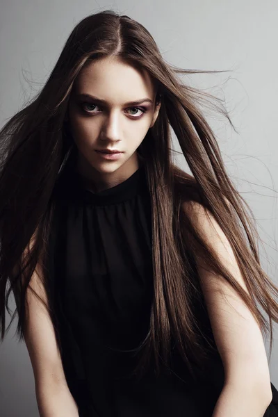 Piękne brunetka nastolatek dziewczyna — Zdjęcie stockowe