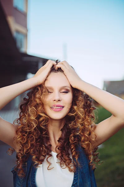 Menina bonita com cabelo encaracolado — Fotografia de Stock