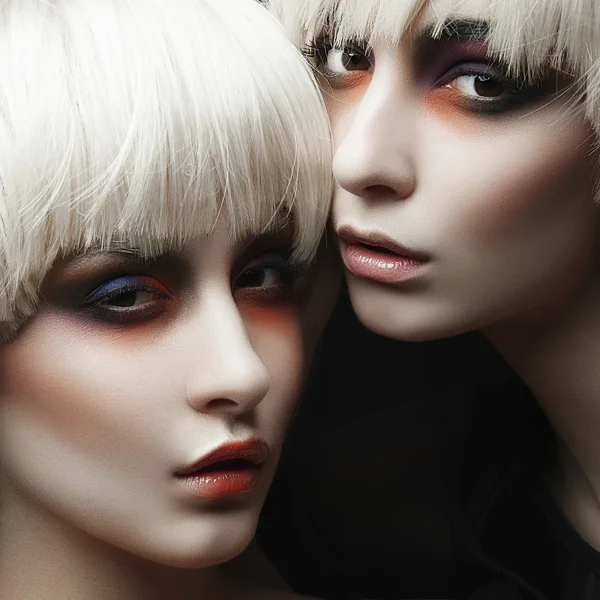 Chicas con maquillaje de moda y pelucas blancas — Foto de Stock