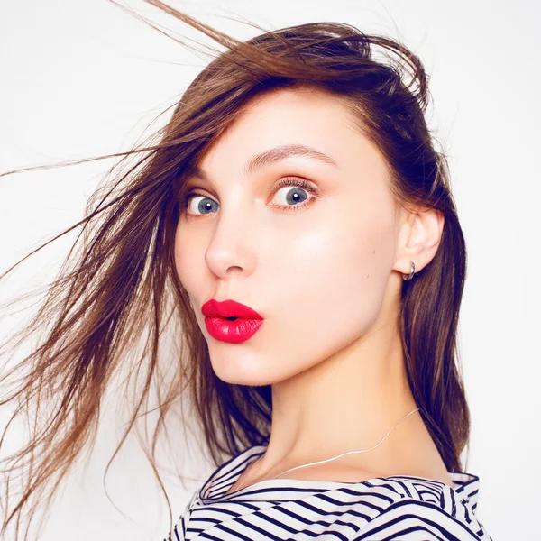 Menina atraente em um vestido listrado — Fotografia de Stock