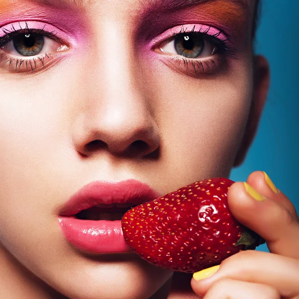 Pretty girl with strawberry. — Stock Photo, Image