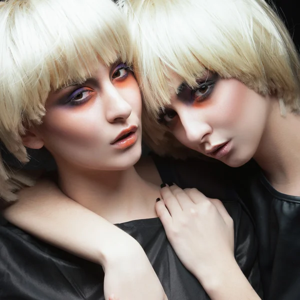 Girls with fashion make up and white wigs — Stockfoto