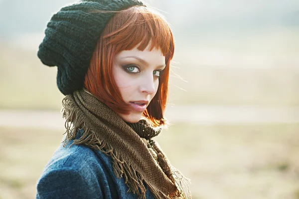 Bella ragazza con i capelli rossi — Foto Stock