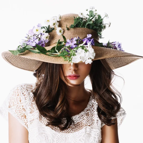 Jovem com chapéu e flores — Fotografia de Stock