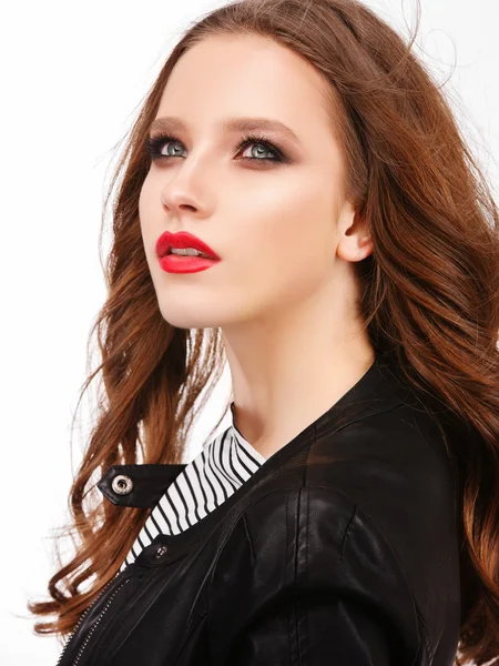Девушка с ярким макияжем в стиле рок — стоковое фото