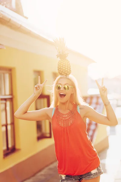 美しい少女は、パイナップルと楽しい時を過す — ストック写真