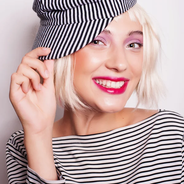 Jovem menina bonita — Fotografia de Stock