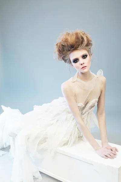 Wanita dengan make up dalam gaun panjang putih — Stok Foto