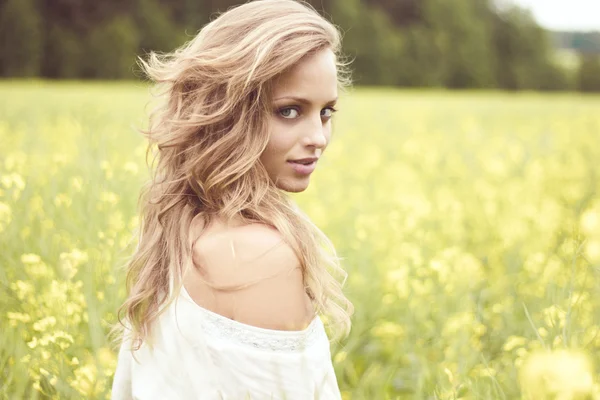 Blondes Mädchen auf einem Feld — Stockfoto