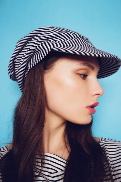 Chica morena atractiva en una gorra — Foto de Stock