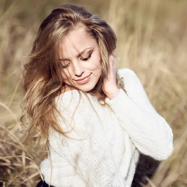 Girl in an autumn field — Stock Photo, Image