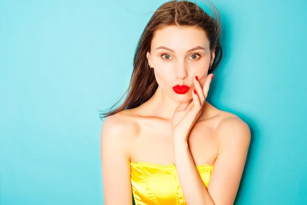 Brunette woman showing a kiss — Stock Photo, Image