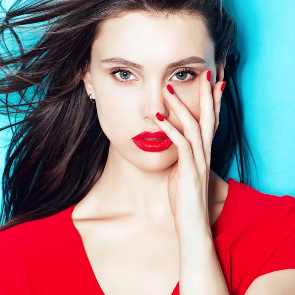 Brunette vrouw in een rode jurk — Stockfoto