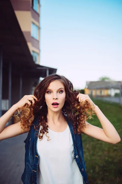 Mooi meisje met krullend haar — Stockfoto