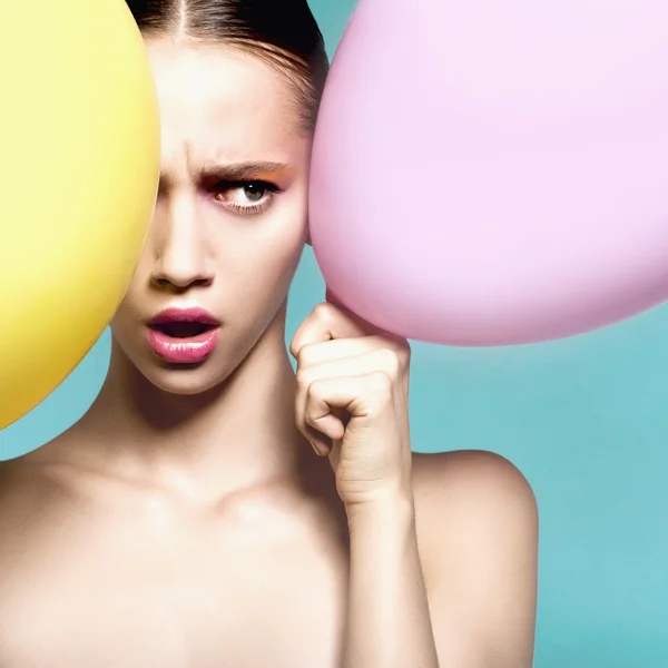 Mooi meisje met ballonnen — Stockfoto