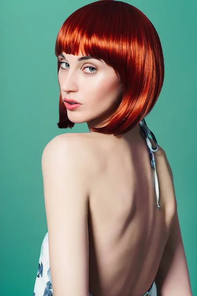 Gyönyörű fiatal lány vörös hajjal — Stock Fotó