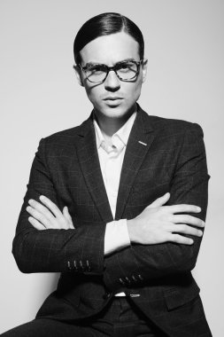 düşünceli bir bakışla elbiseli adam