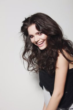 uzun saçlı esmer güzel kız