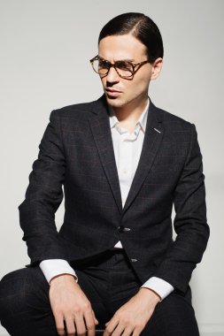 düşünceli bir bakışla elbiseli adam