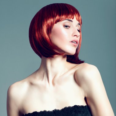 Kızıl saçlı güzel genç kız.