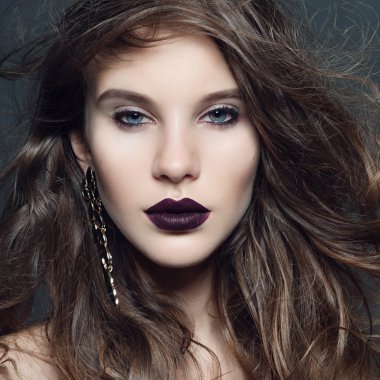 Gotik stili ile kız makyaj