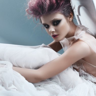 kadınla beyaz elbise makyaj