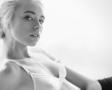 beyaz iç çamaşırı genç kadın