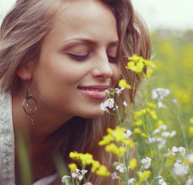 sarışın çiçek kokusu inhales