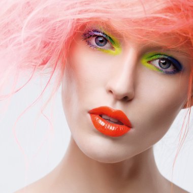 parlak makyaj ve pembe saç modeli