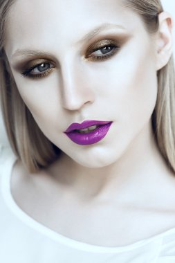 parlak bir makyaj ile kız