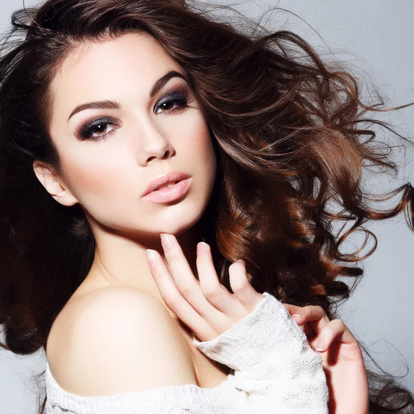 taze makyaj ve dalgalı saç modeli.