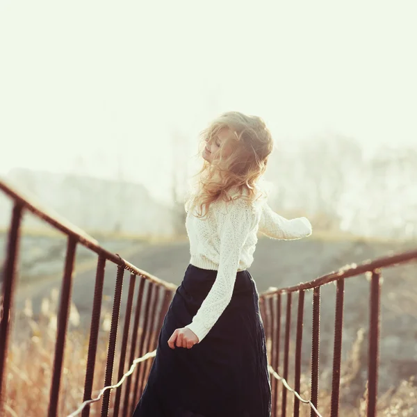 Blondine auf der Brücke — Stockfoto