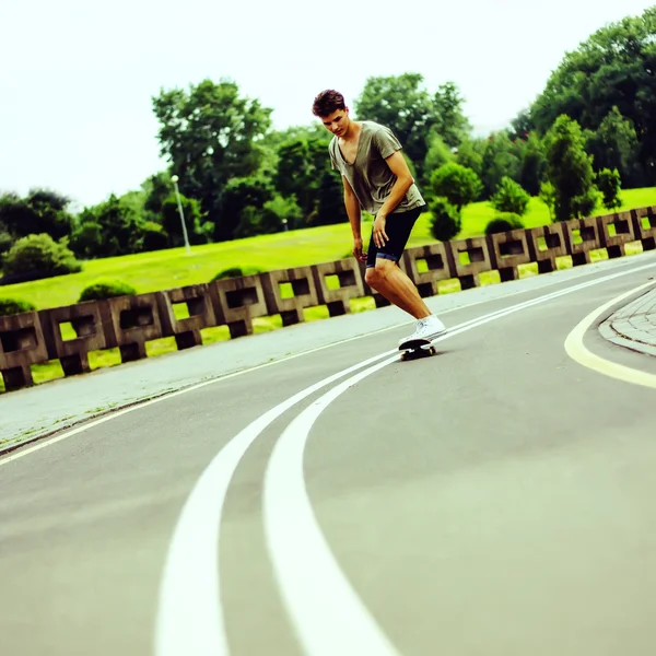 adam yolda kaykay üzerinde