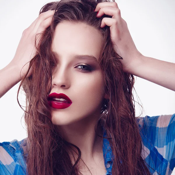 Menina bonita com cabelo molhado — Fotografia de Stock