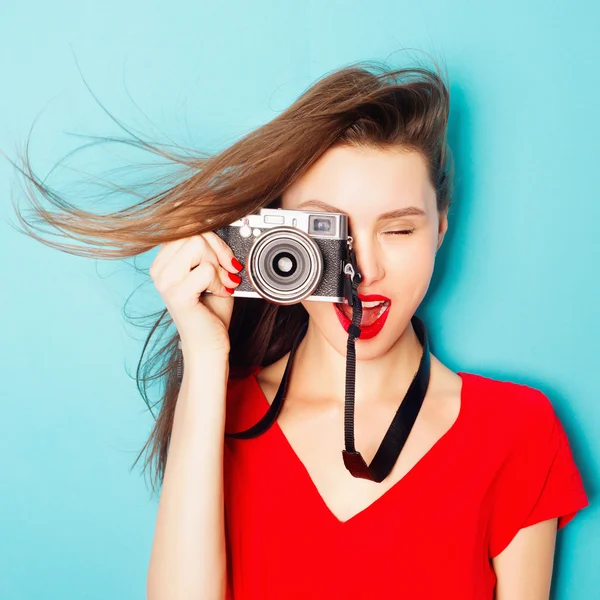 Mulher morena com uma câmera — Fotografia de Stock