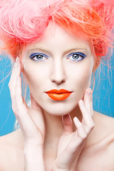 Modelo con maquillaje brillante y cabello rosa — Foto de Stock