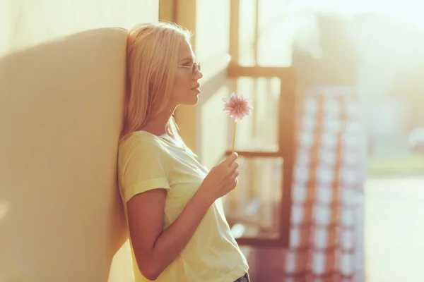 Ung flicka med blomma — Stockfoto