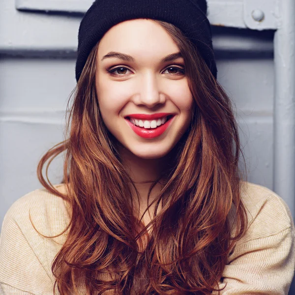 Portræt af en smuk pige i en hat - Stock-foto