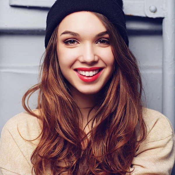 Portrait of a beautiful girl in a hat — Stock Photo, Image