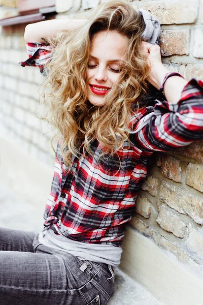 tuğla duvara yakın poz güzel kadın