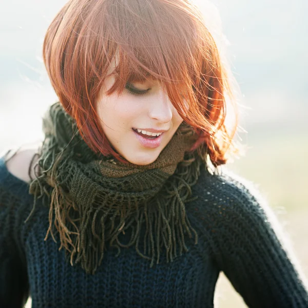 Chica con el pelo rojo usando un jersey caliente — Foto de Stock