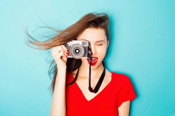 Mulher morena com uma câmera — Fotografia de Stock