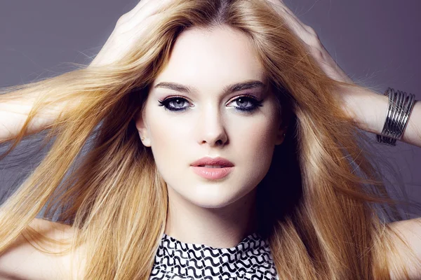 Güzel sarışın kadın.