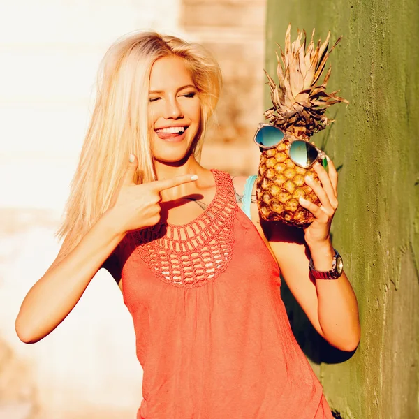 Belle fille avoir du plaisir avec l'ananas — Photo