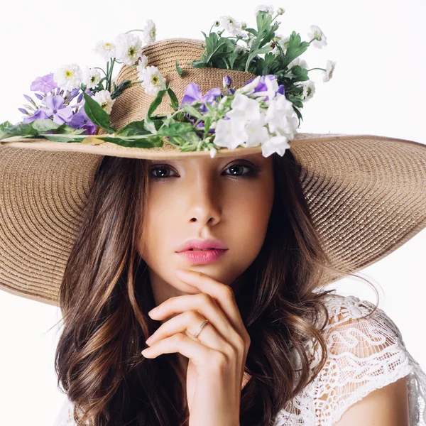 Νεαρό κορίτσι με το καπέλο και λουλούδια — Φωτογραφία Αρχείου