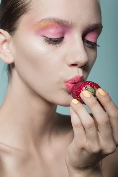 Menina bonita com morango . — Fotografia de Stock