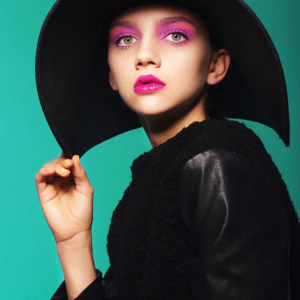 모자에 있는 아름 다운 젊은 여자 — 스톡 사진