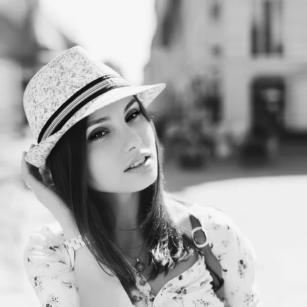 Şapkalı genç kız. — Stok fotoğraf