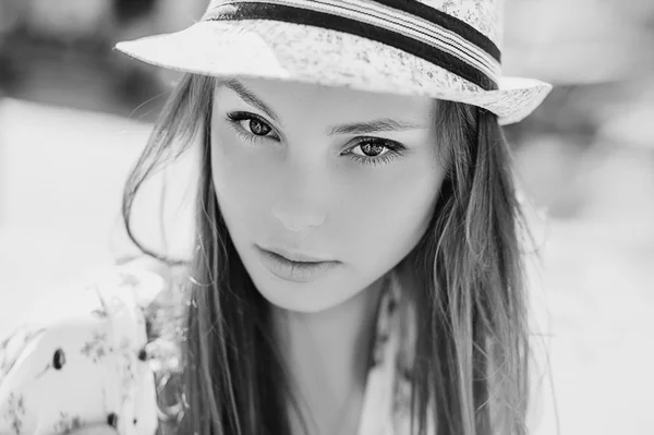 Jovem menina no chapéu — Fotografia de Stock