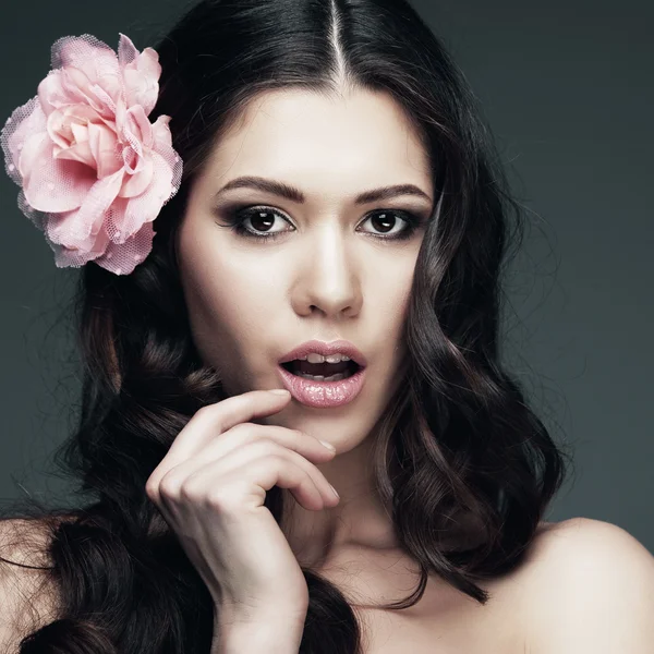 Chica morena con una flor en el pelo —  Fotos de Stock